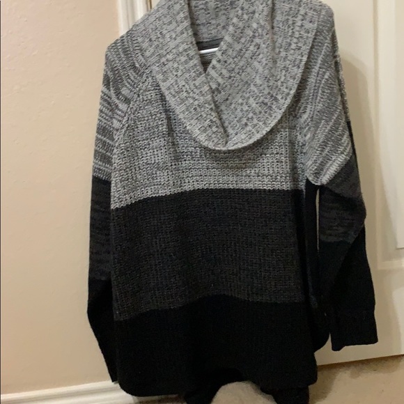 Grey and Black Jason Maxwell pullover - Picture 2 of 2